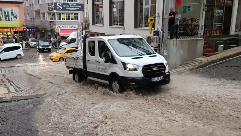 "10 Dakikada 10 Milyon: Şiddetli Yağışlar Kentin Altını Üstüne Getirdi"