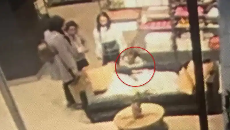 Küçük Çocuğa AVM'de Köpek Saldırdı: Aile Şokta!