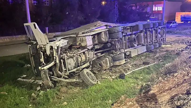 TIR Devrildi: Feci Kazada 6 Kişi Yaralandı, Ayrıntılar Şaşkınlık Veriyor