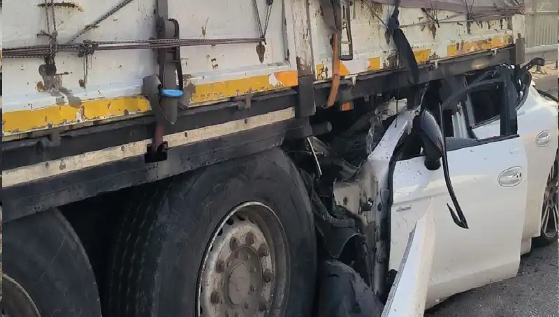 TIR'a Arkadan Ok Gibi Saplanan Sözde İkna Aracı Kaza Yaptı