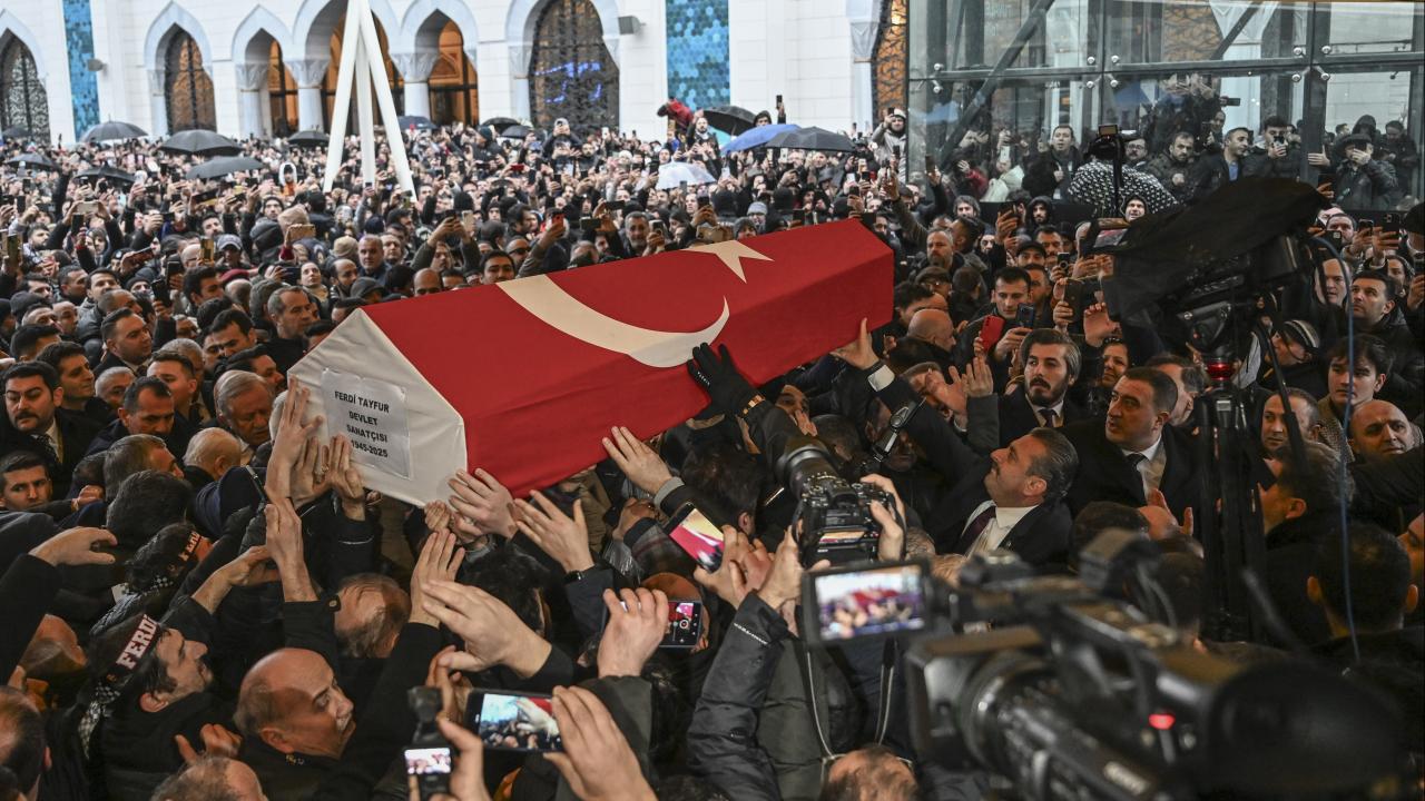 Türk sanat müziğinin efsane ismi Ferdi Tayfur son yolculuğuna uğurlandı
