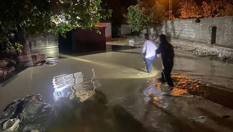 20 Dakikalık Şiddetli Yağış, Sel Felaketine Yol Açtı: Evler Zarar Gördü