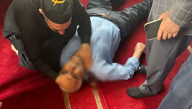 Camide Namaz Kılarken Bıçaklı Saldırı: Toplumu Sarsan Olay
