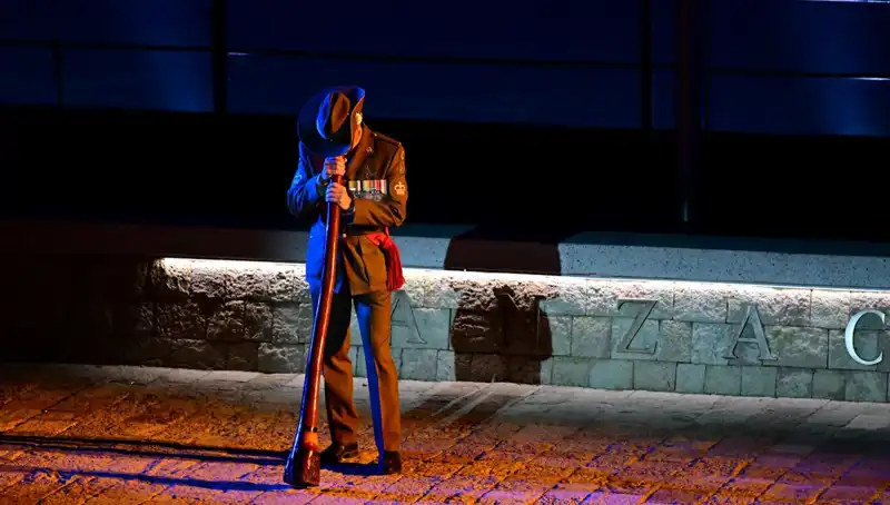 Anzak Koyu'nda Duygu Dolu "Şafak Ayini": Anma Gelenekleri Yeniden Canlandı