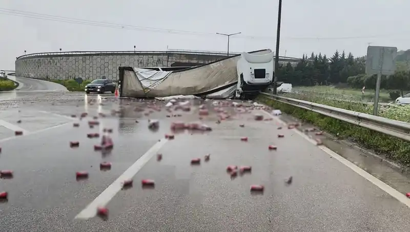 TIR Devrildi, İçkiler Yola Saçıldı: Kazanın Ardındaki Gerçekler