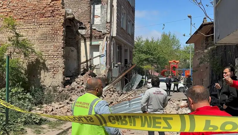 Fatih’te Deprem Anında Çöken Bina, Şehirde Gözleri Dört Açtırdı