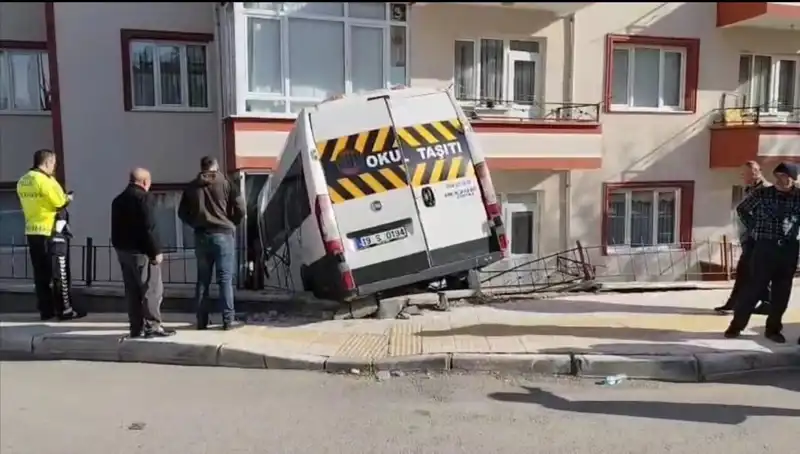 Okul Servisi Balkona Girdi: İki Öğrenci Yaralı, Olayın Ayrıntıları Şok Etti