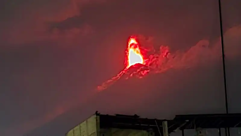 Fuego Yanardağı'nın Patlaması: 30 Bin Kişinin Tahliyesi Başladı