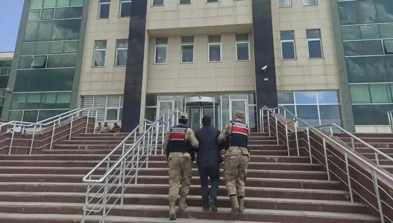 Hapis Cezasıyla Aranan Şahıs, Saklandığı Yerin Duvaklarında Yakalandı!