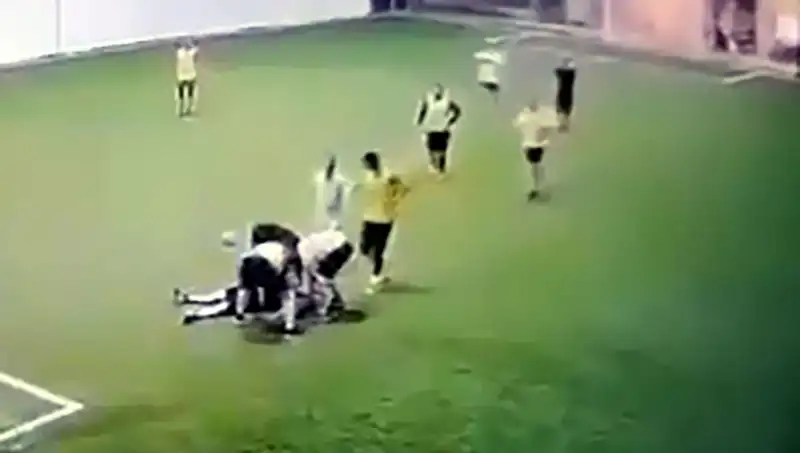 Adana'da Halı Saha Üzerindeki Trajedi: 3 Çocuk Babası Hayatını Kaybetti