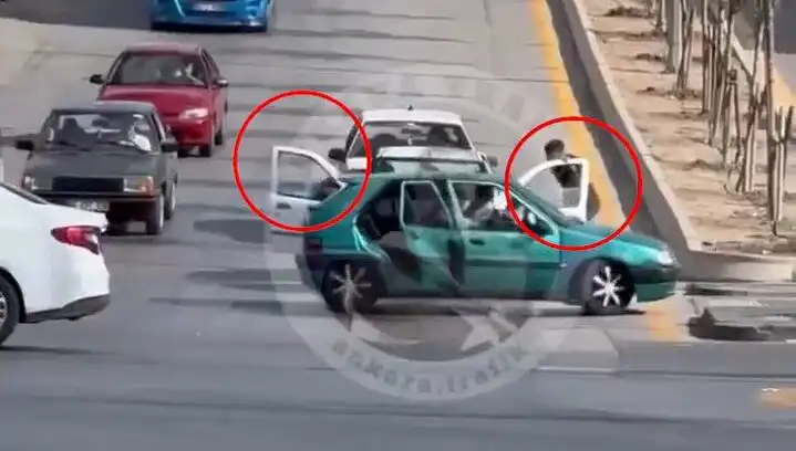 Trafikte Korkunç Olay: Bıçak ve Kılıçla Saldıranlar Gözaltına Alındı