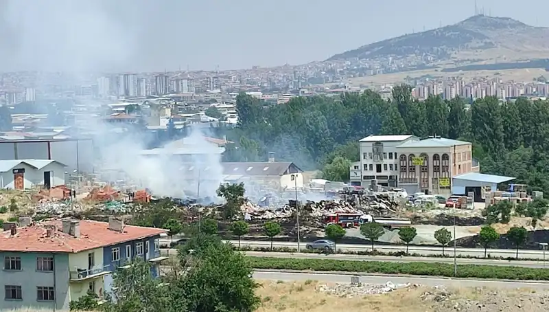 Otluk Alanda Çıkan Yangın Depoyu Kül Yığınına Dönüştürdü!