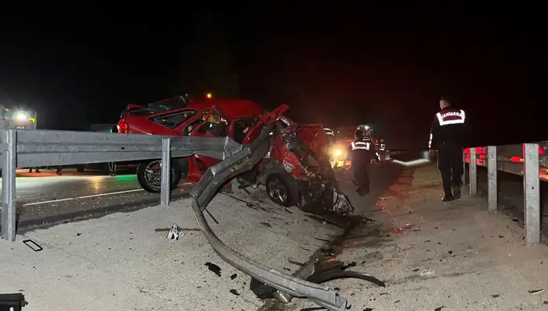 Bariyerlere Çarpan Otomobilde İki Can Kaybı: Korkutucu Kaza Detayları